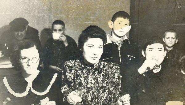 День рождения - 45-летие Ривы Гаммер - 1953 год. Рига, ул. Аудею, 10,  кв. 1. Крайний справа Ефим Гаммер, 8 лет, рядом с ним стоит Гриша Гросман, 12 лет, между ними сидит Гога Янкелевич, 18 лет,  в левом углу, в глубине комнаты, за столом дедушка Фроим и бабушка Сойба Гаммер, им по 83 года.