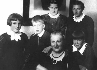 Alīda Karolīna Priede-Žakova ar bērniem: otrajā rindā (no kreisās) stāv  Raida un Jeļena (Helēna), pirmajā rindā (no kreisās) Māra, Jānis  un Līza. 20. gs. trīsdesmito gadu beigas. 