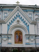 Kiots ar  Sv. mocekļu Borisa un Gļeba ikonu Daugavpils katedrāles dienvidu fasādē