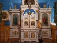 Иконостас в интерьере церкви во имя святителя Николая Чудотворца в Риебини