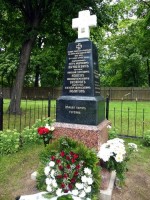 Atjaunotais granīta obelisks Pirmā pasaules karā kritušo karavīru apbedījuma vietā