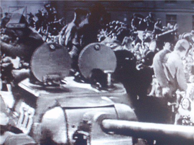 Советские танки на Домской площади. Кадр из кинофильма 